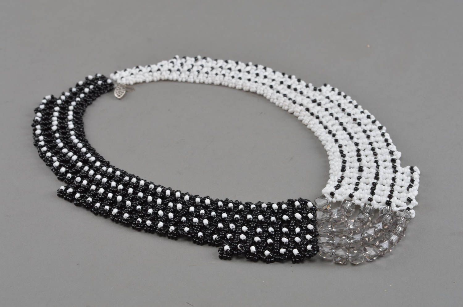 Collier en perles de rocaille et perles fantaisie fait main blanc-noir large photo 2