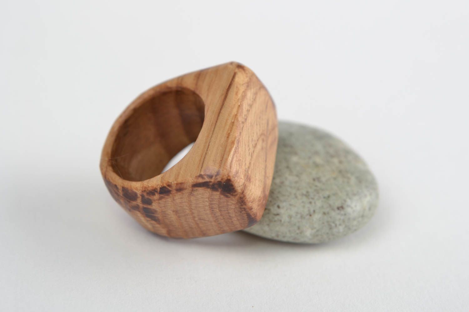 Geschnitzter stilvoller großer heller schöner Ring aus Holz unisex handmade foto 1