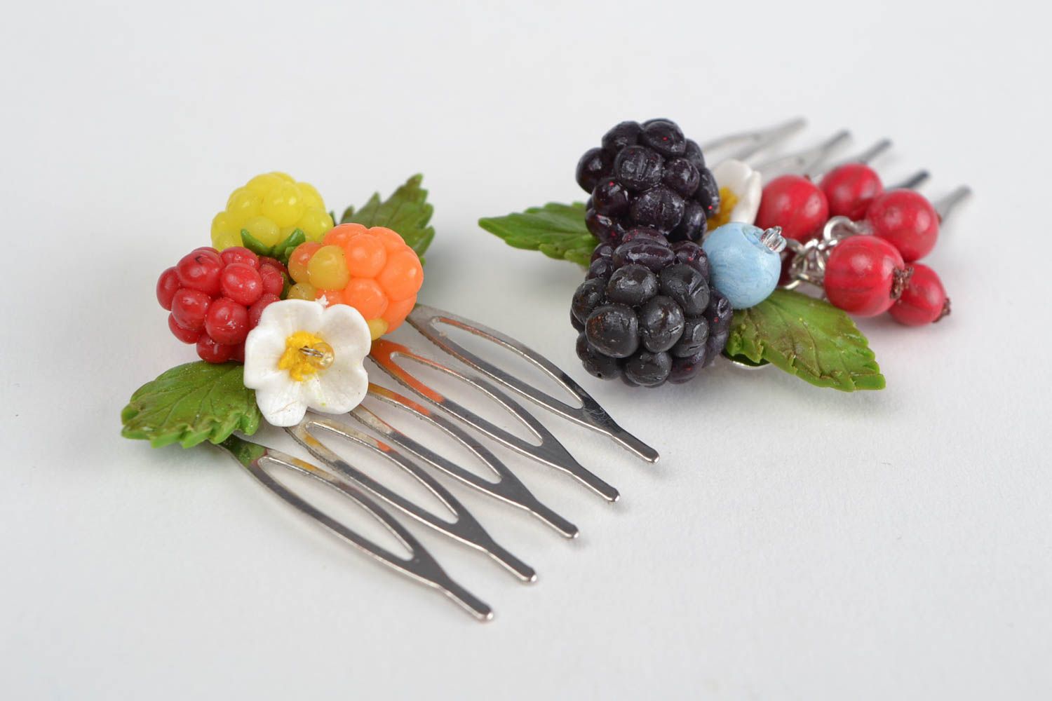Гребни для волос с ягодами из полимерной глины набор 2 штуки ручной работы фото 5