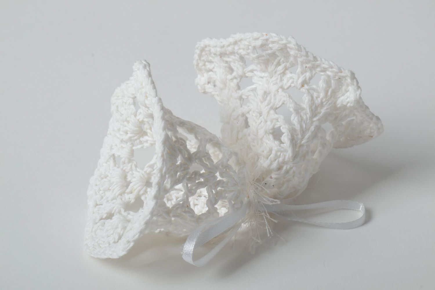 Suspension décorative cloches blanches ajourées tricotées au crochet faite main photo 3