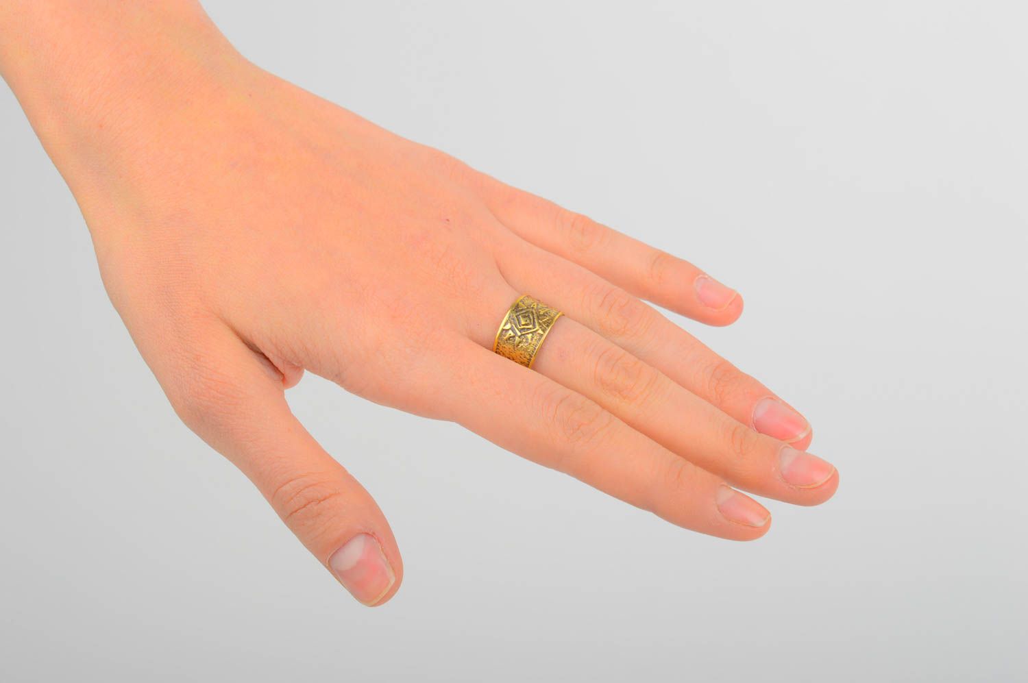 Кольцо ручной работы стильное женское кольцо из латуни украшение из металла фото 2