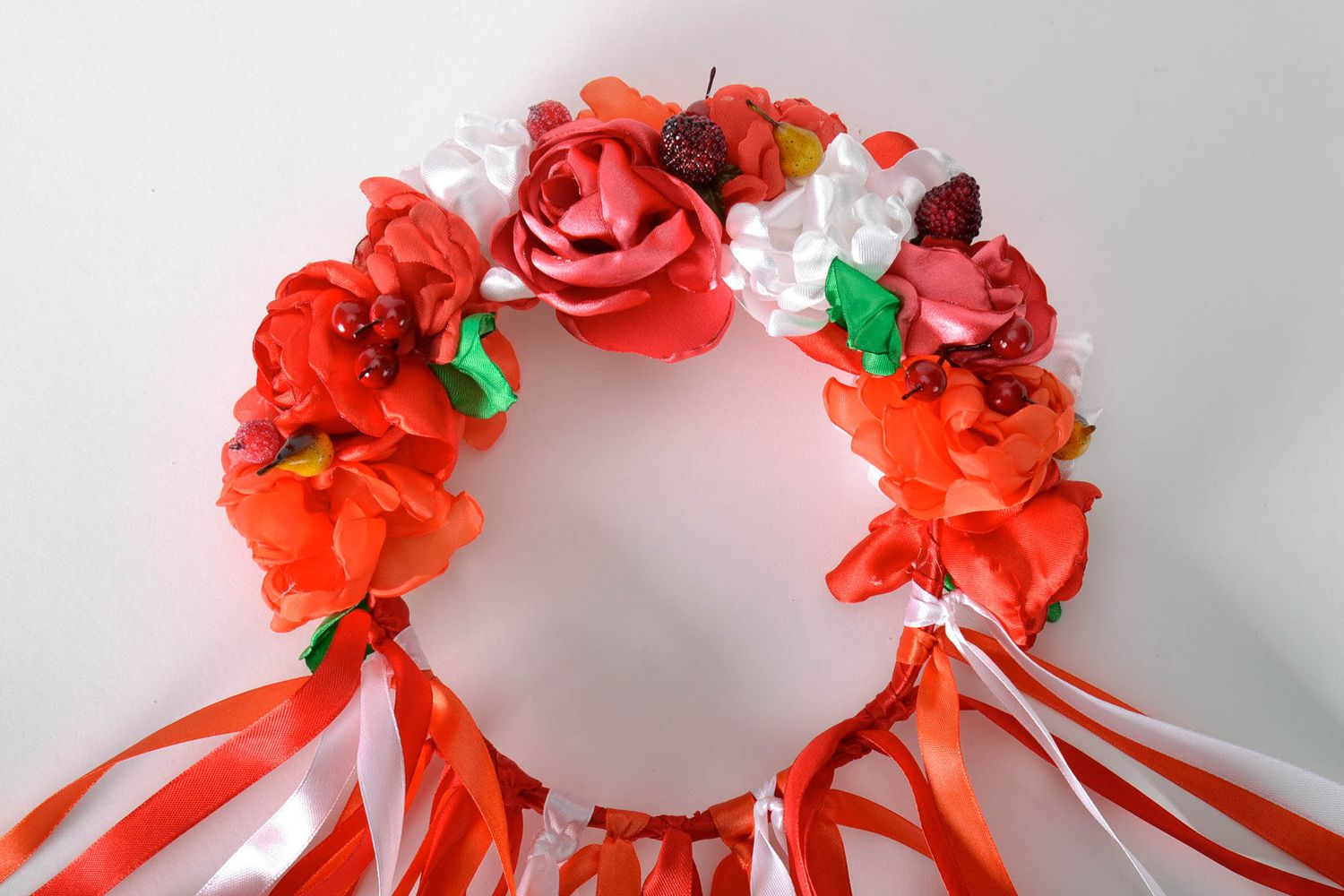 Head wreath made of flowers and berries photo 5