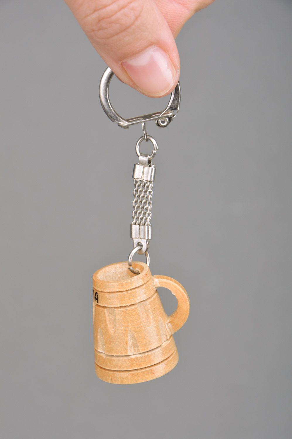 Porte-clés en bois sculpté en forme de verre à bière fait main original photo 3