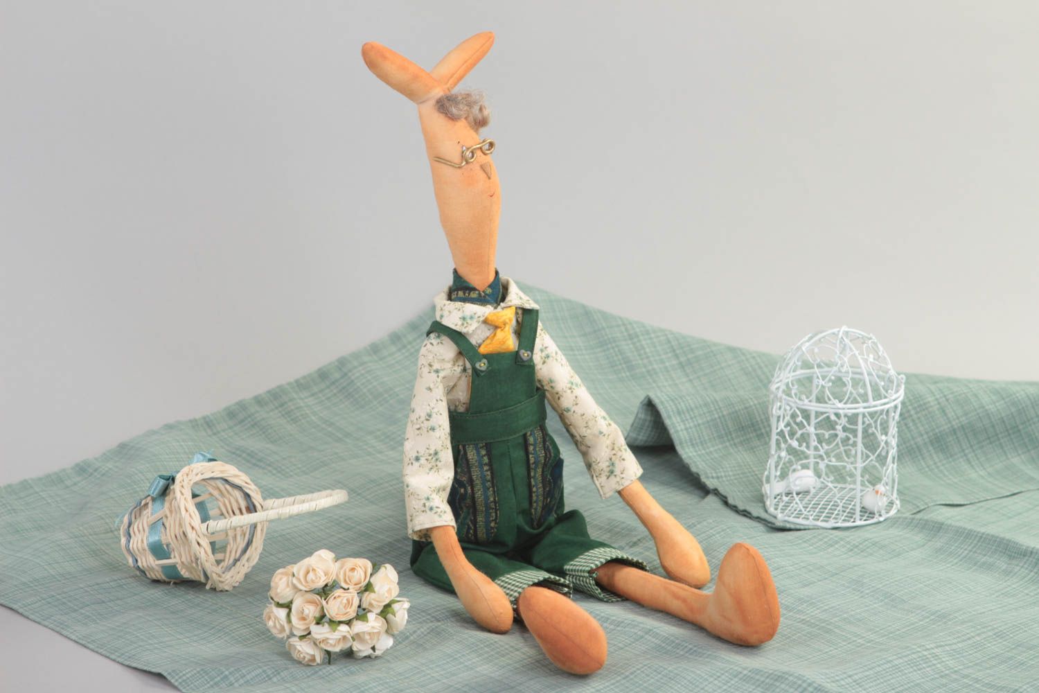 Оригинальная мягкая кукла заяц в зеленом комбинезоне из хлопка ручной работы фото 1