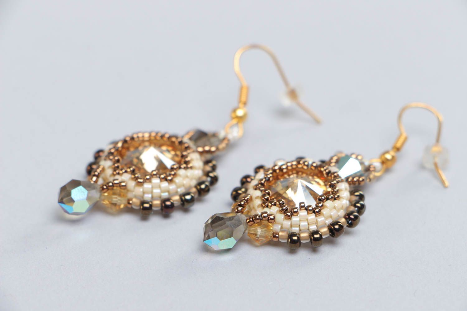 Boucles d'oreilles artisanales faites main en perles de rocaille et cristaux photo 3