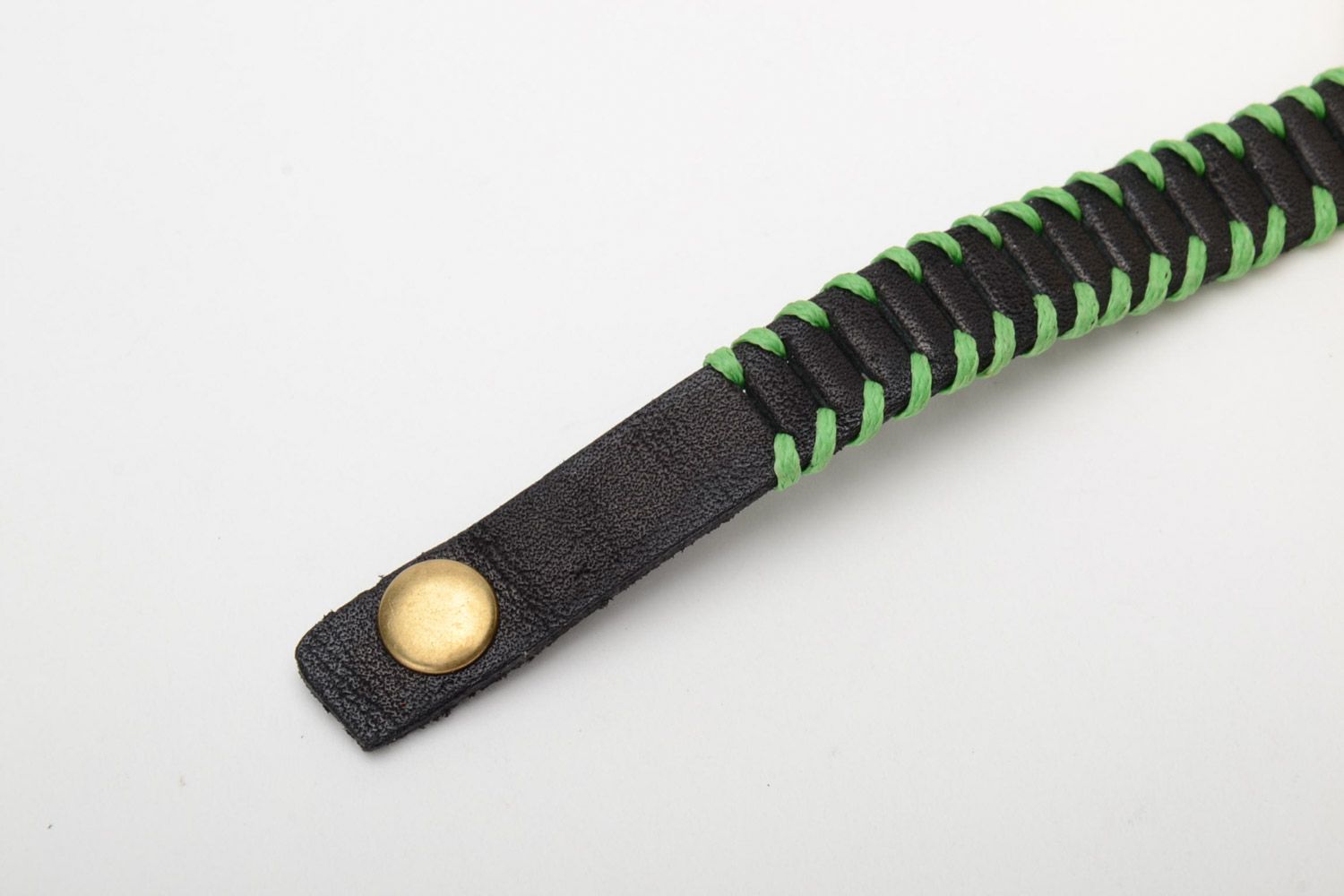 Stilvolles schwarz grünes enges Armband aus Echtleder mit Knöpfen handgefertigt foto 5