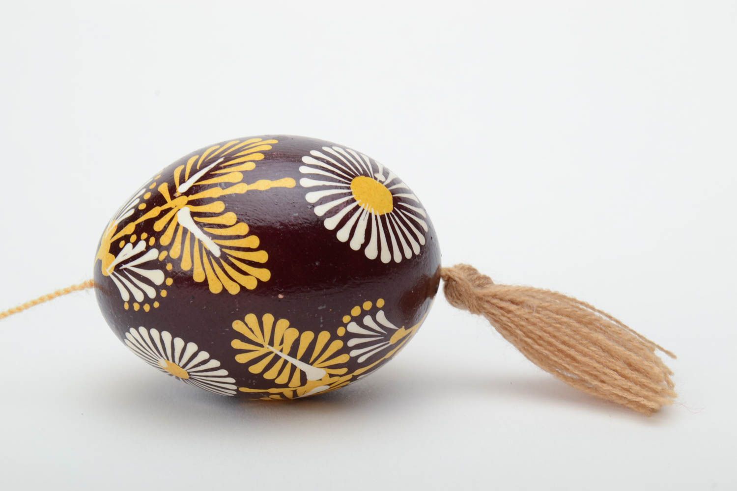 Huevo de Pascua artesanal colgante con borla en técnica de lemko pintado foto 3