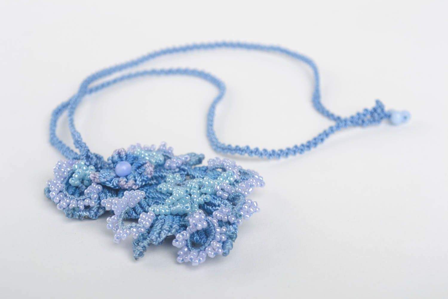 Pendentif bleu Bijou fait main perles de rocaille macramé design Cadeau original photo 4