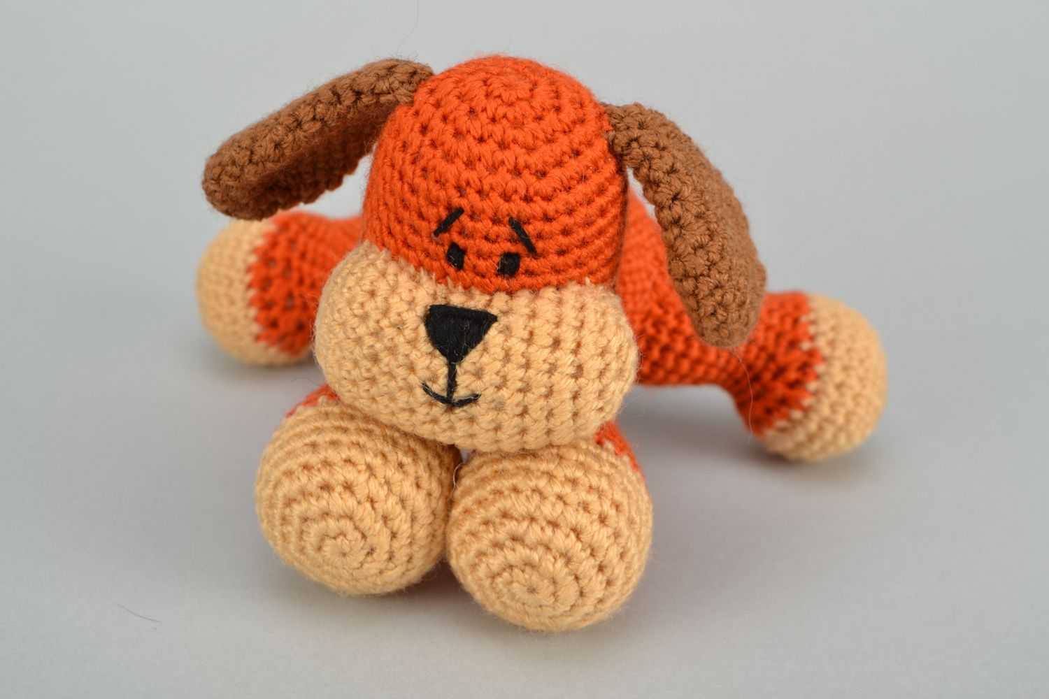 Gehäkeltes Spielzeug handmade Roter Hund foto 1