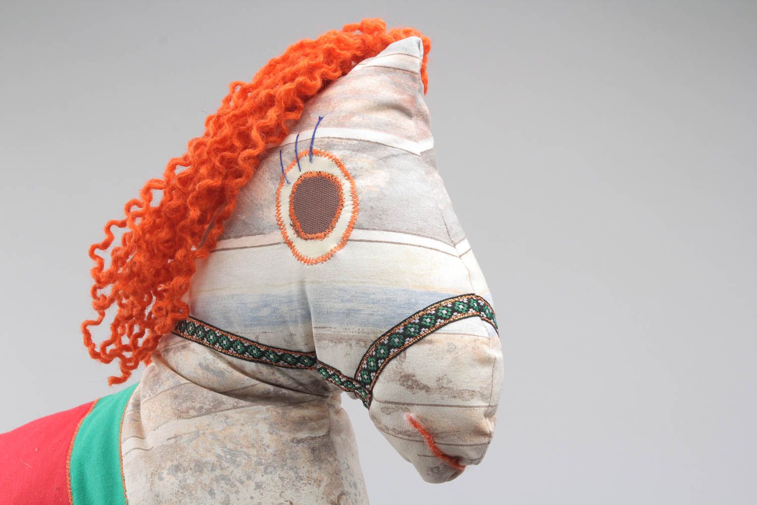 Brinquedo-travesseiro macio na forma de um cavalo feito de tecidos naturais foto 5