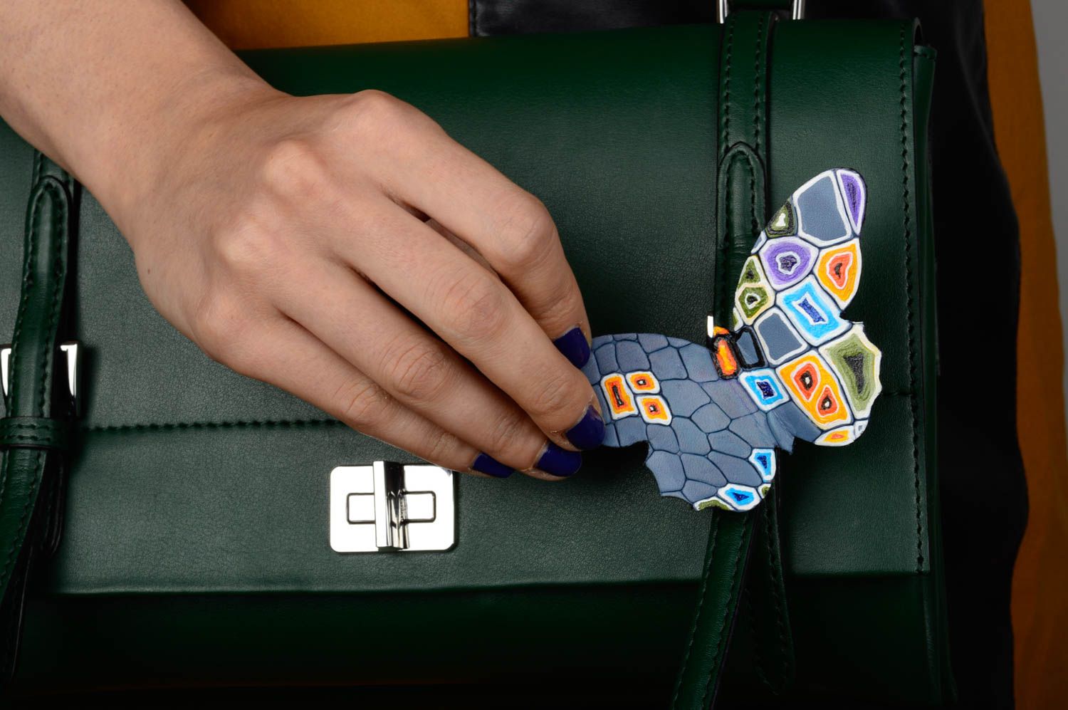 Broche fantaisie Bijou fait main en cuir papillon multicolore Cadeau pour femme photo 2