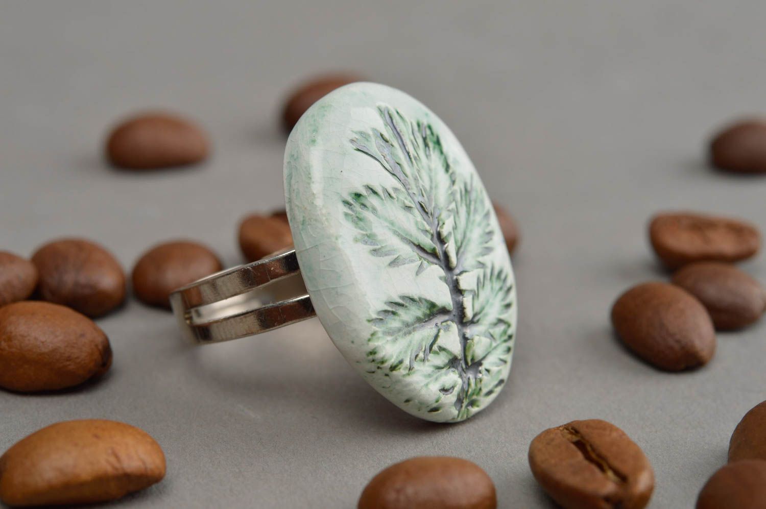 Женское расписное кольцо из шамотной глины ручной работы безразмерное Елочка  фото 1