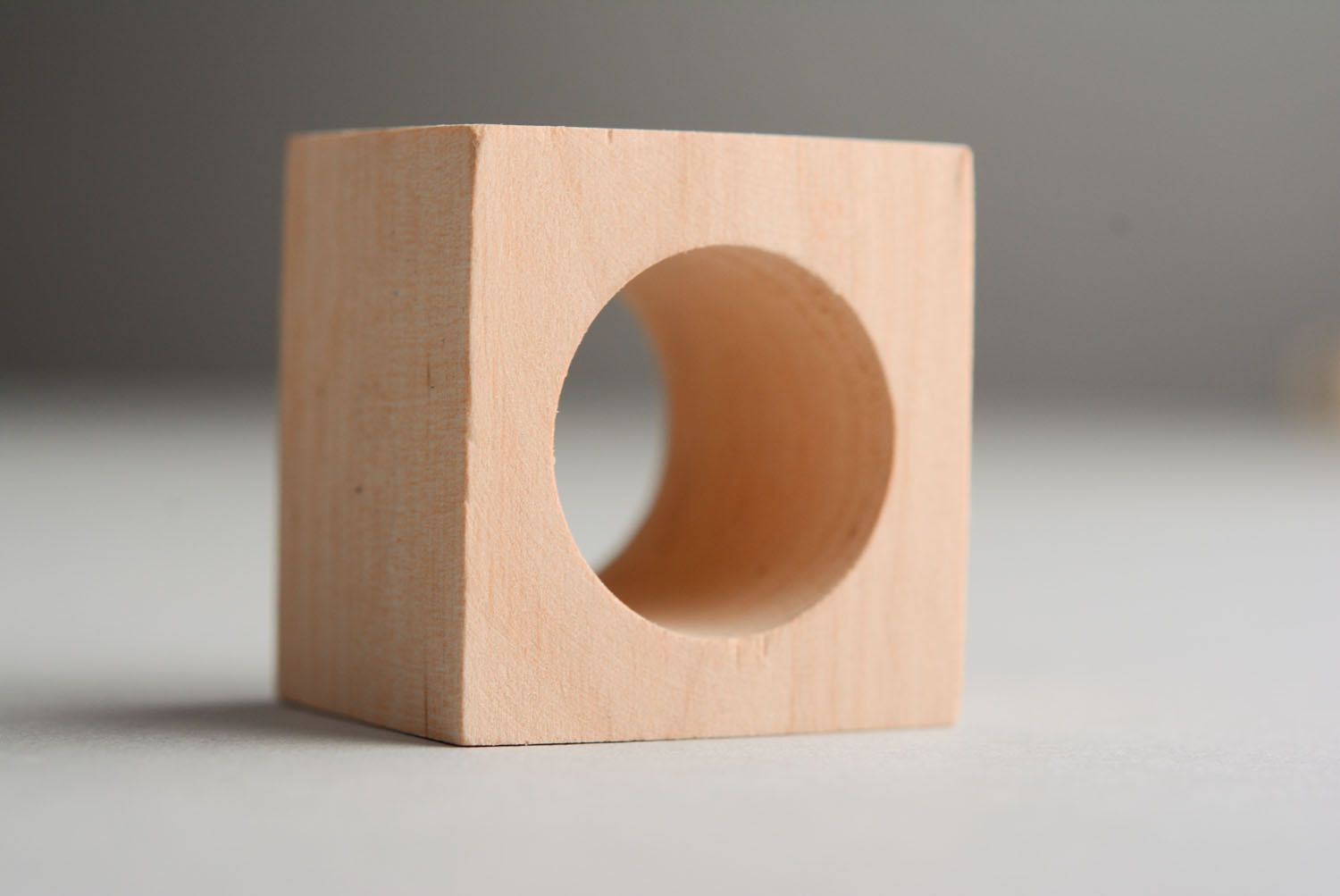Base de madera con forma de servilletero foto 2