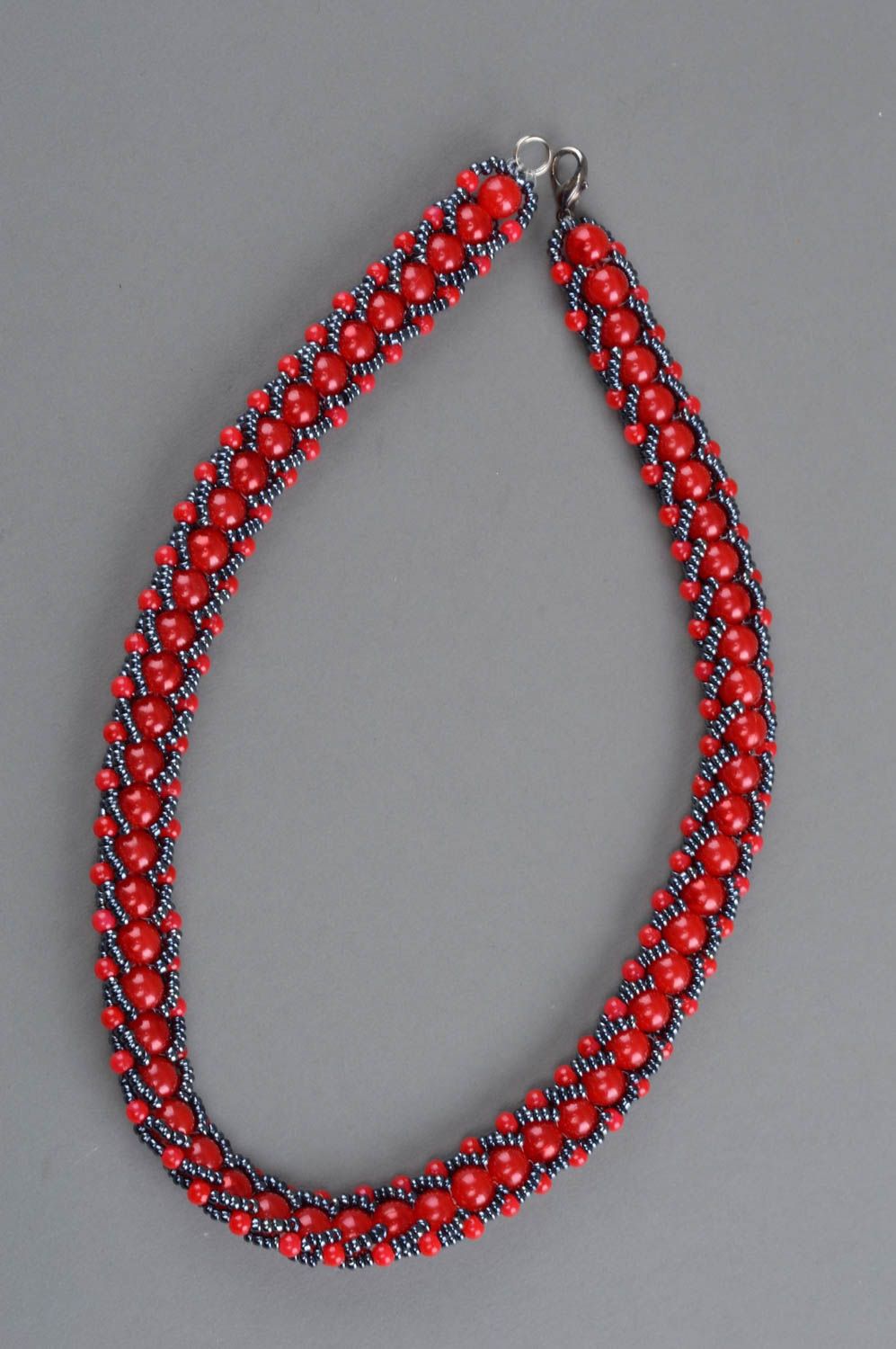 Ожерелье из бисера и бусин красное с темно-серым ручной работы женское Клюква фото 2