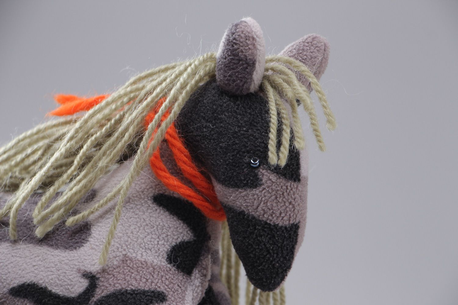 Handgemachtes Spielzeug aus Stoff Pferd mit Mähne und Schweif aus Wollfäden  foto 2