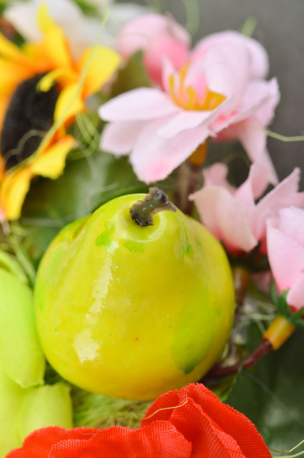 Corona para puerta con flores artificiales y frutas hecha a mano foto 4