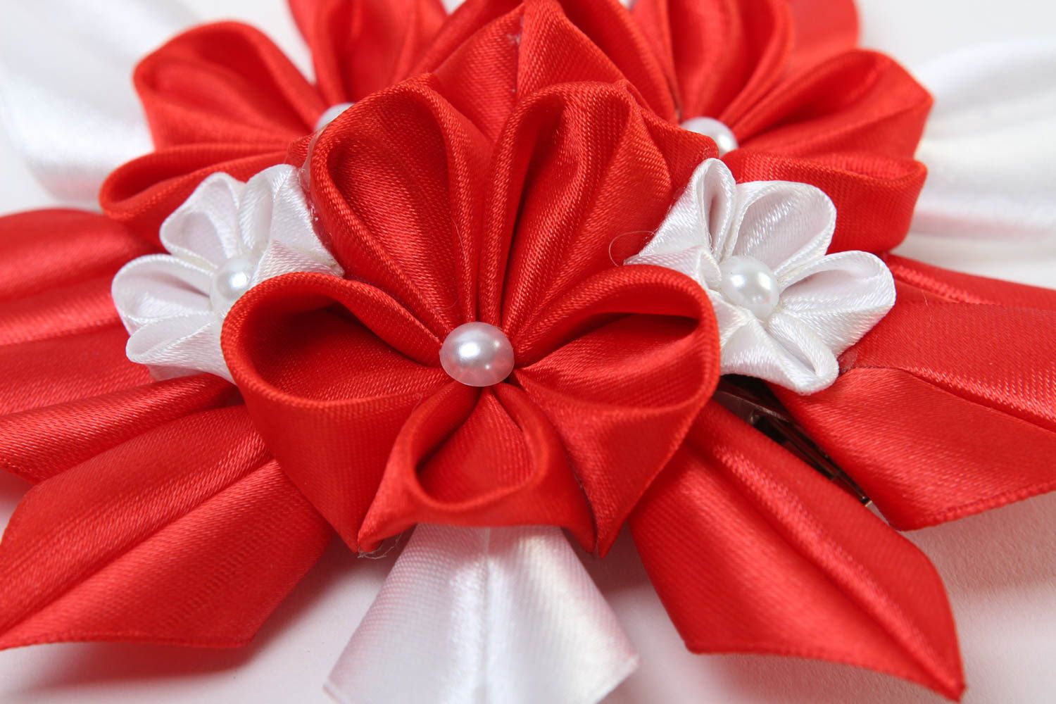 Rote Blume Haarspange handgemachter Schmuck Accessoire für Frauen künstlerisch foto 3