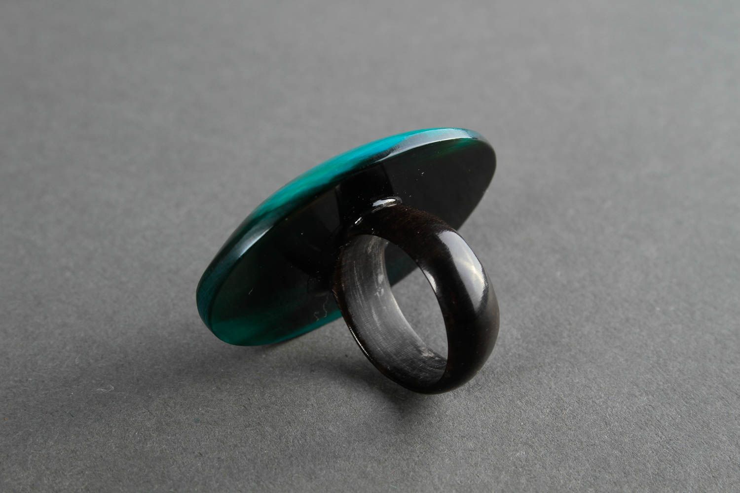 Украшение из рога кольцо ручной работы женское кольцо большое крупное голубое фото 4