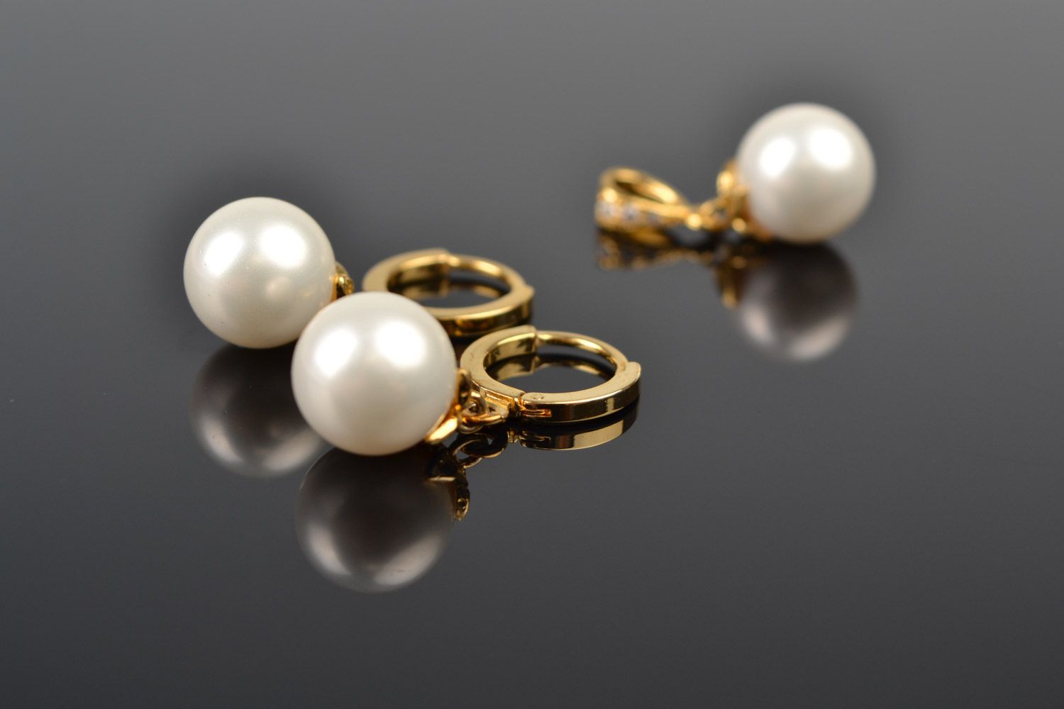 Pendientes y colgante de perlas artificiales hechos a mano foto 3