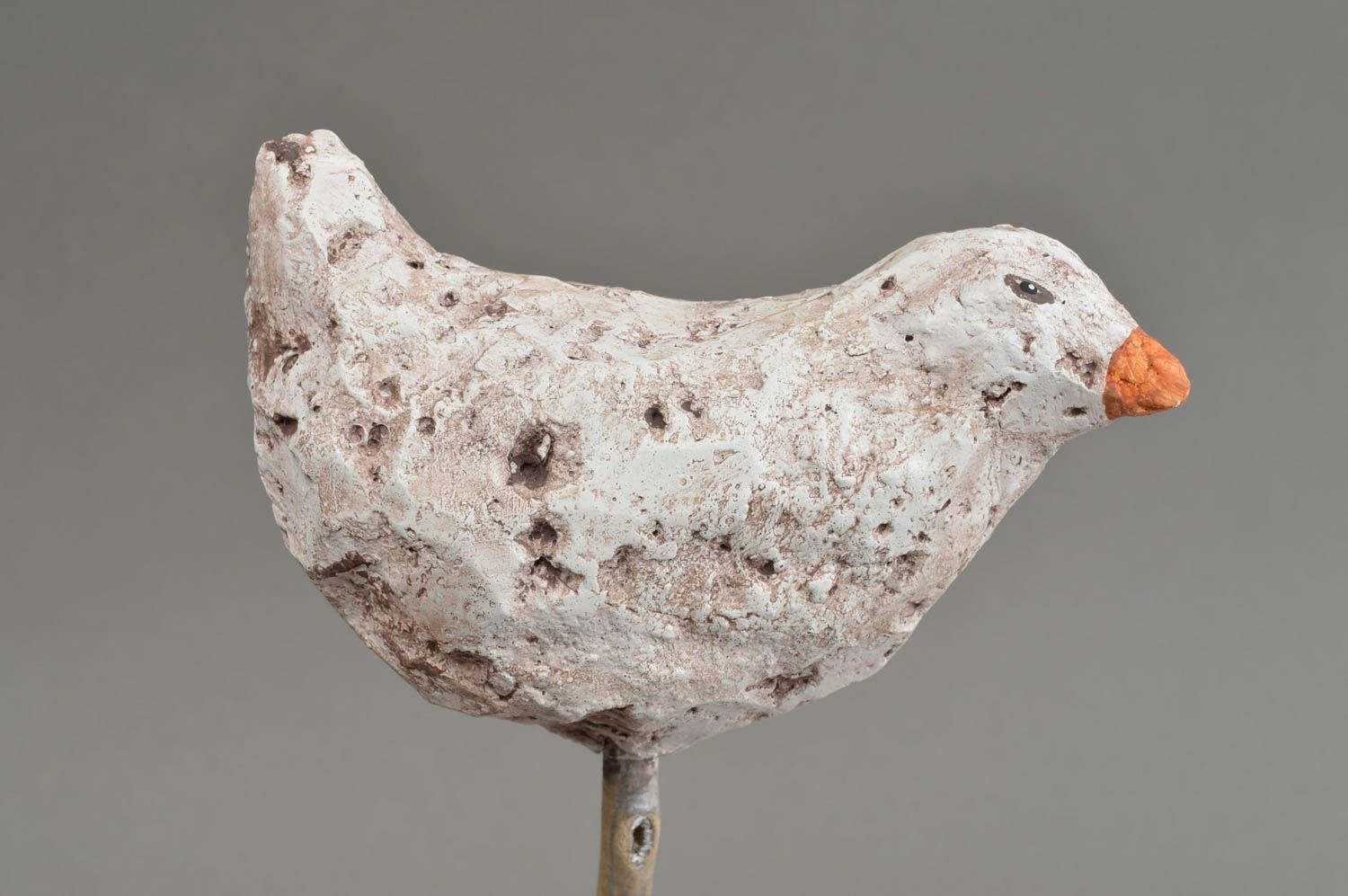 Schöne ungewöhnliche handgefertigte bemalte Vogel Figur aus Gips mit Ständer foto 5