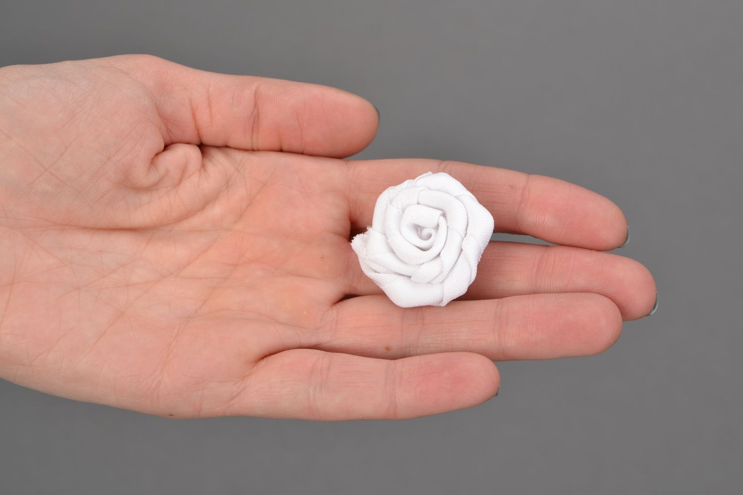Набор роз из ткани 6 штук белых ручной работы заготовки под брошь или заколку фото 2