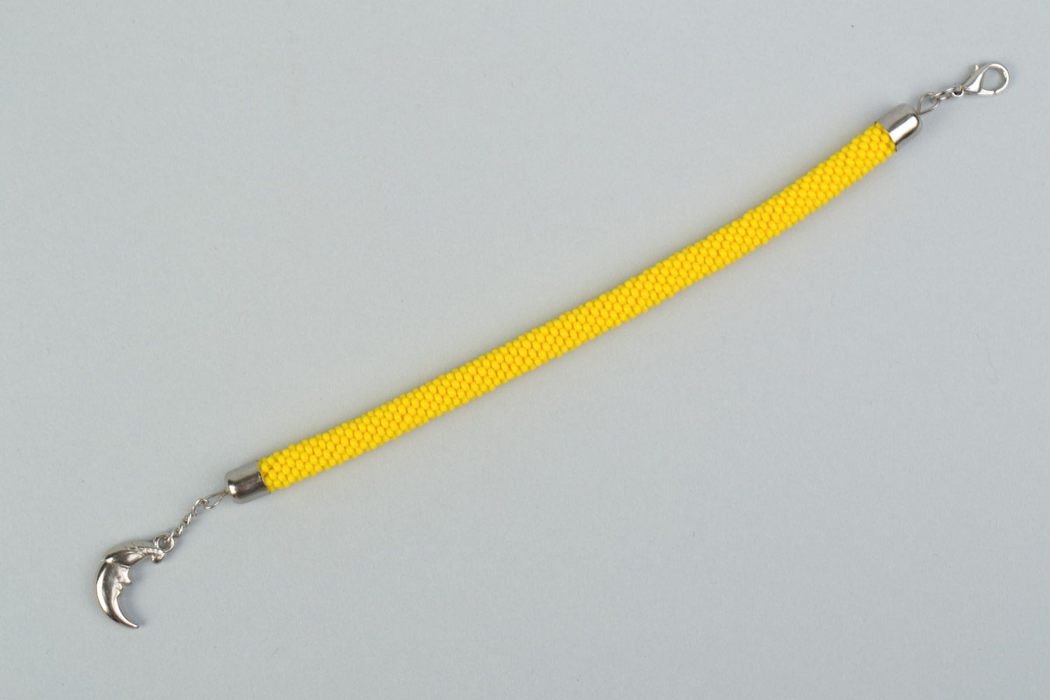 Gelbes gehäkeltes handmade Armband aus Glasperlen mit Anhänger für Frauen foto 5