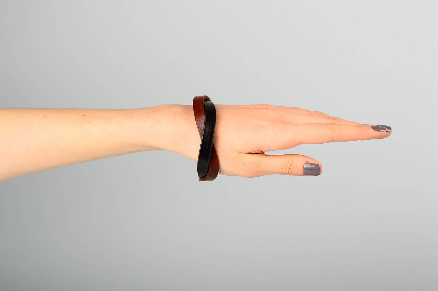 Pulsera de cuero oscuro hecha a mano accesorio para mujer regalo original  foto 1