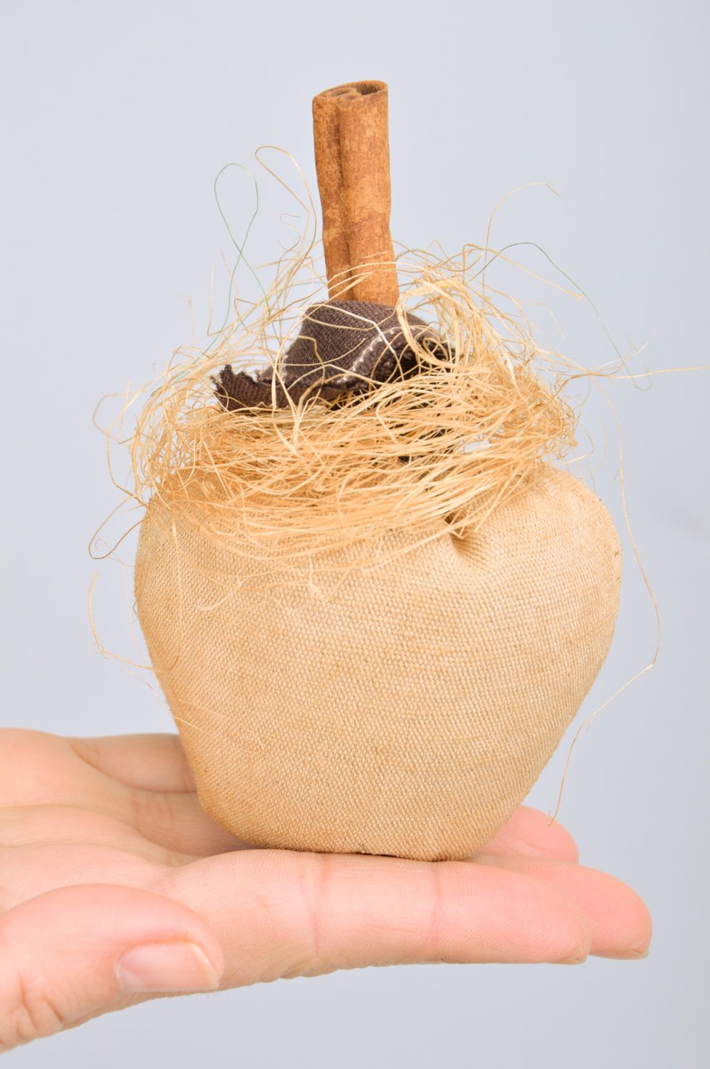 Juguete decorativo manzana de lino artesanal con rama de canela beige foto 3