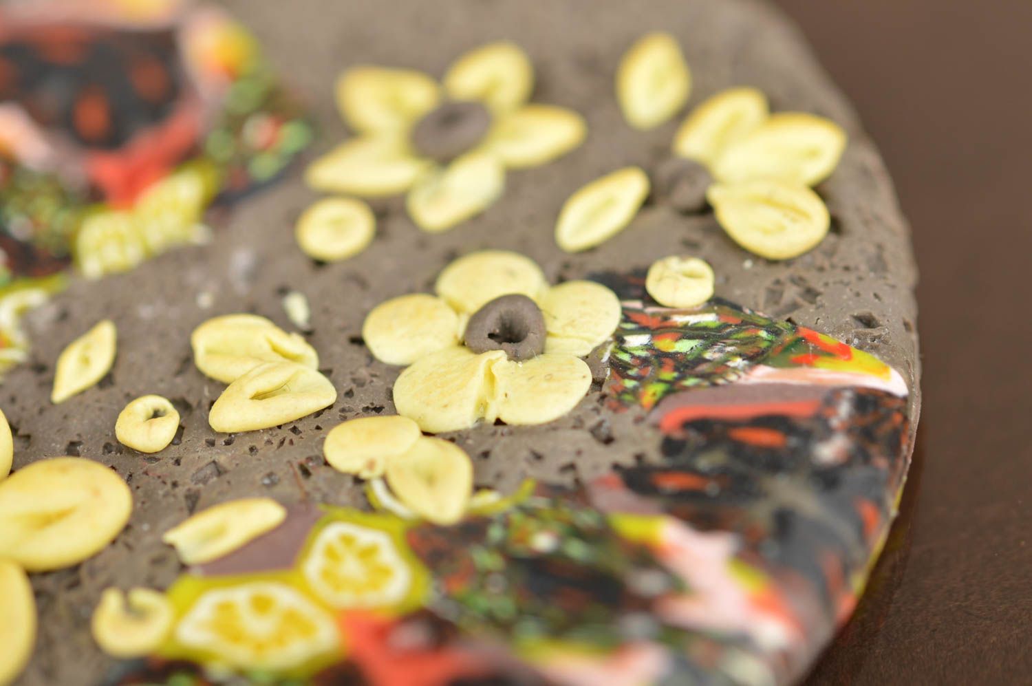 Pendentif en pâte polymère rond gris avec fleurs jaunes fait main accessoire photo 3