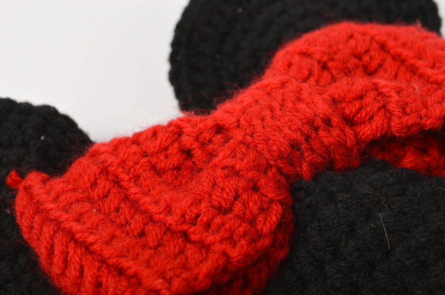Вязаная шапка ручной работы зимняя шапка теплая шапка черная с красным бантом фото 4