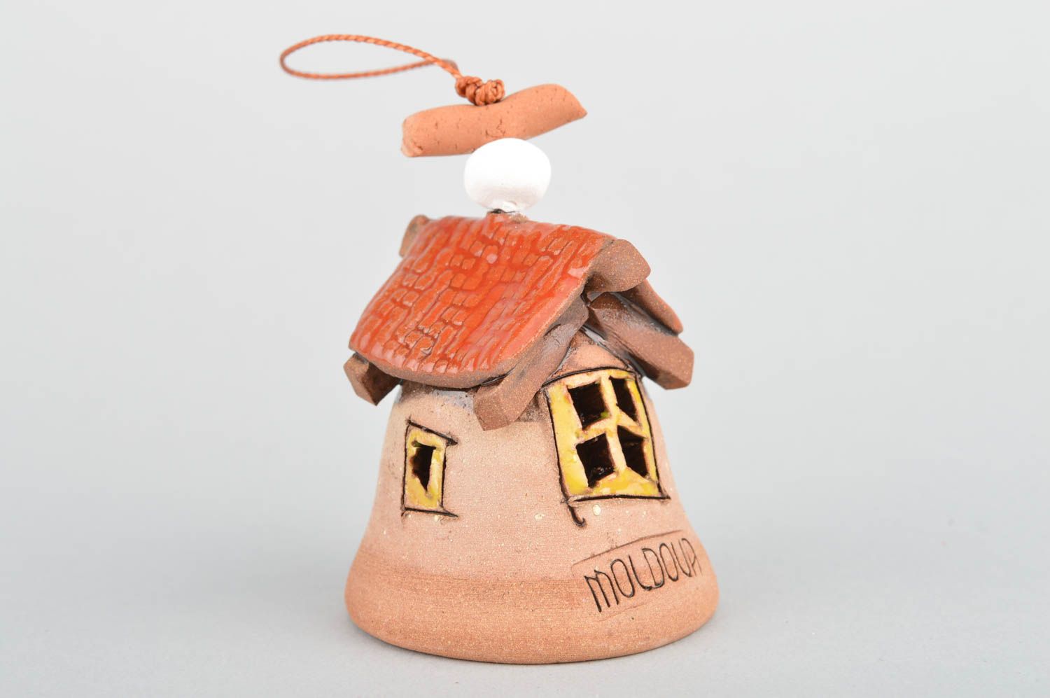 Глиняный колокольчик расписанный глазурью ручной работы Домик с красной крышей фото 2