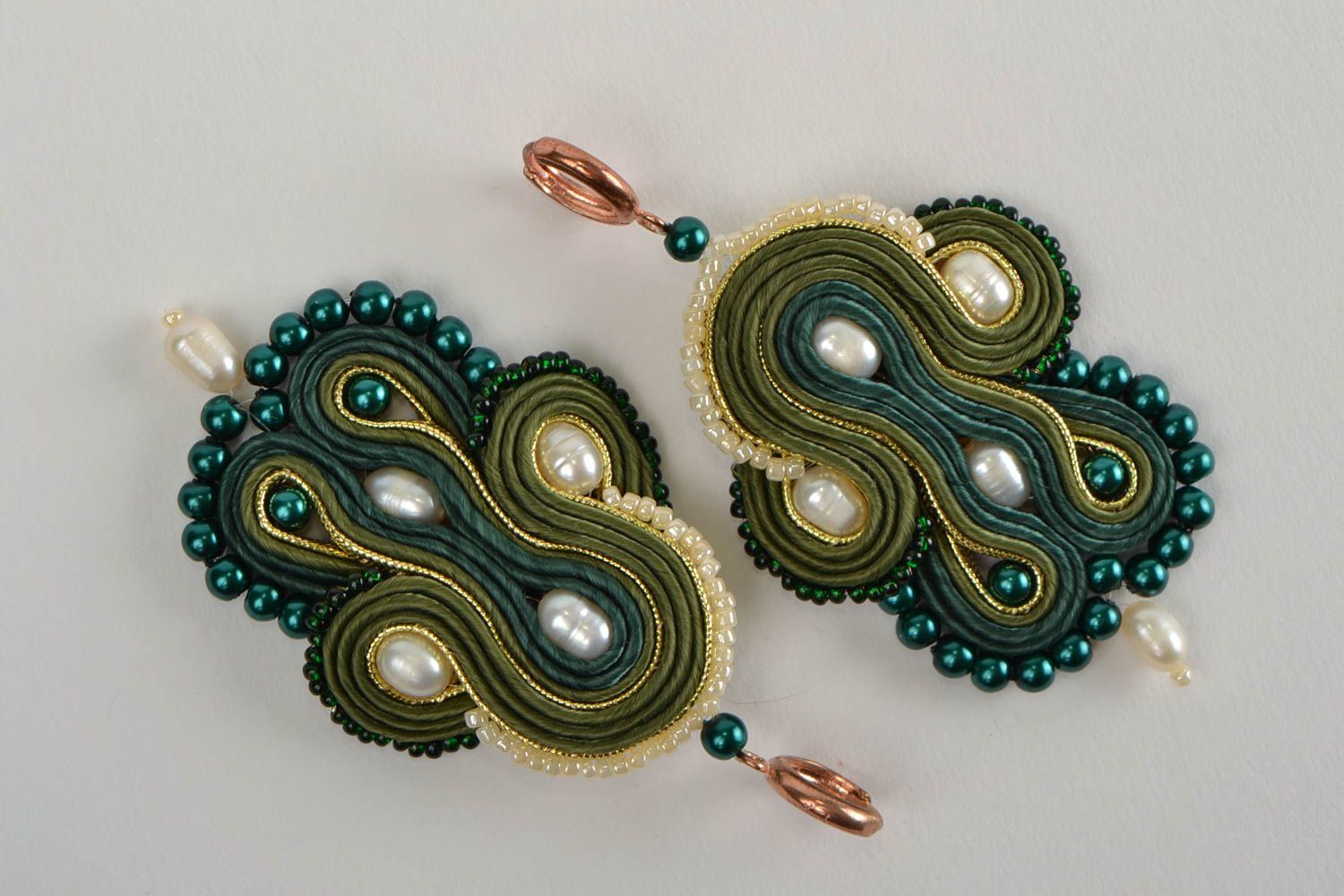Beautiful green handmade massive soutache earrings with river pearls photo 3