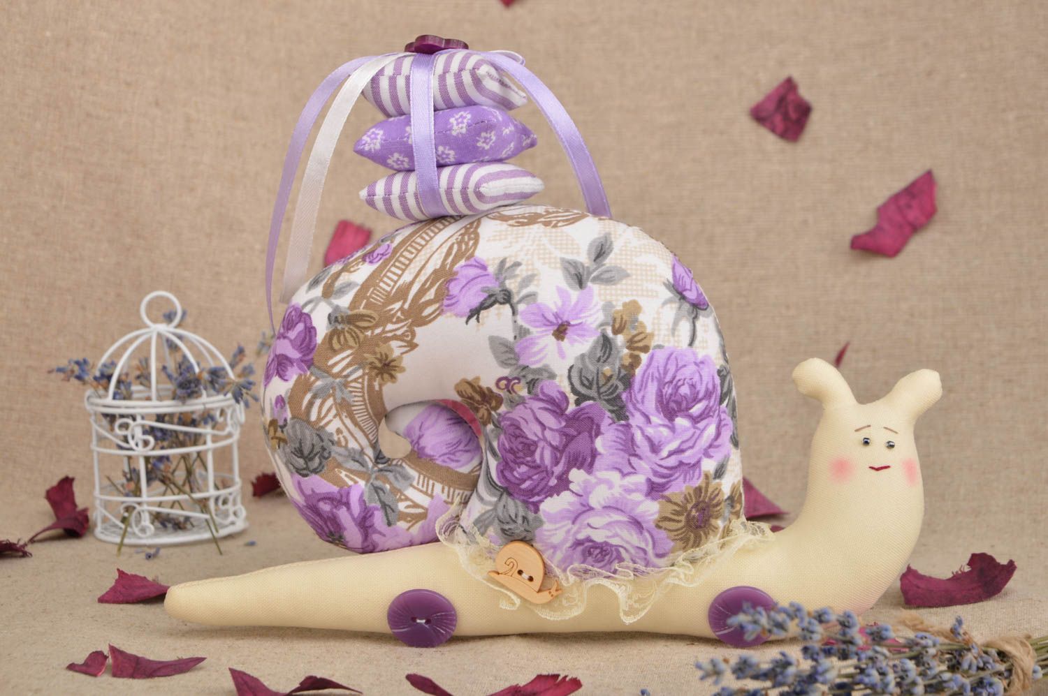 Peluche décorative escargot avec coussins en tissu beige violette faite main photo 1