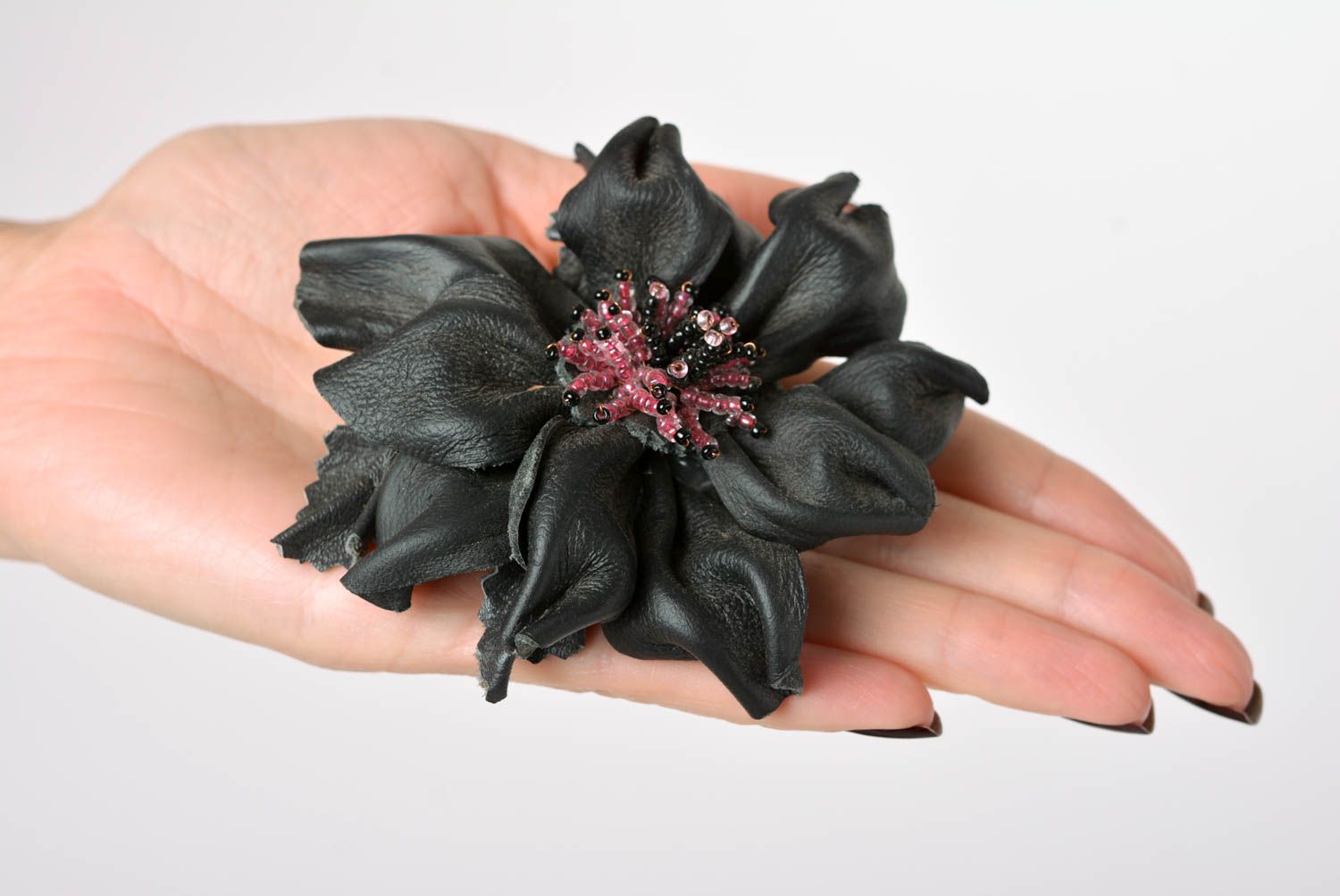 Broche fleur faite main Barrette cheveux Accessoire femme vrai cuir noir design photo 2