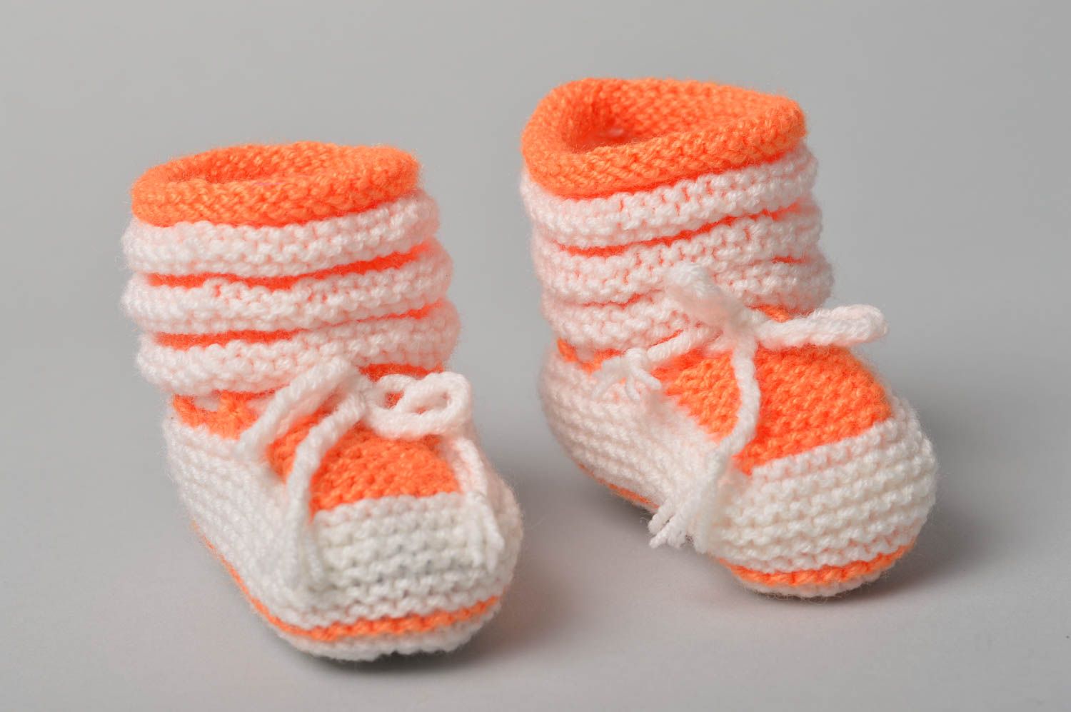 Handgefertigte Schuhe gehäkelte Babyschuhe Geschenk für Kleinkinder weiß orange  foto 1