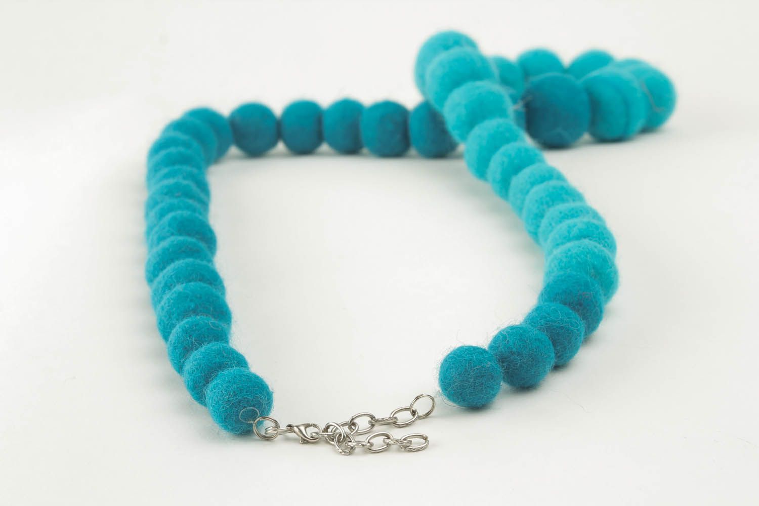 Blaue Perlenkette aus Wolle foto 2