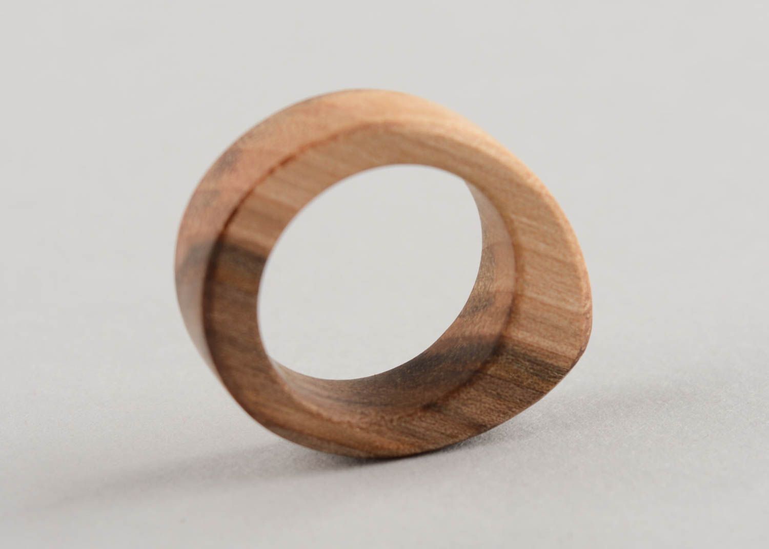 Bague en bois originale design simple écologique faite main ronde accessoire photo 4