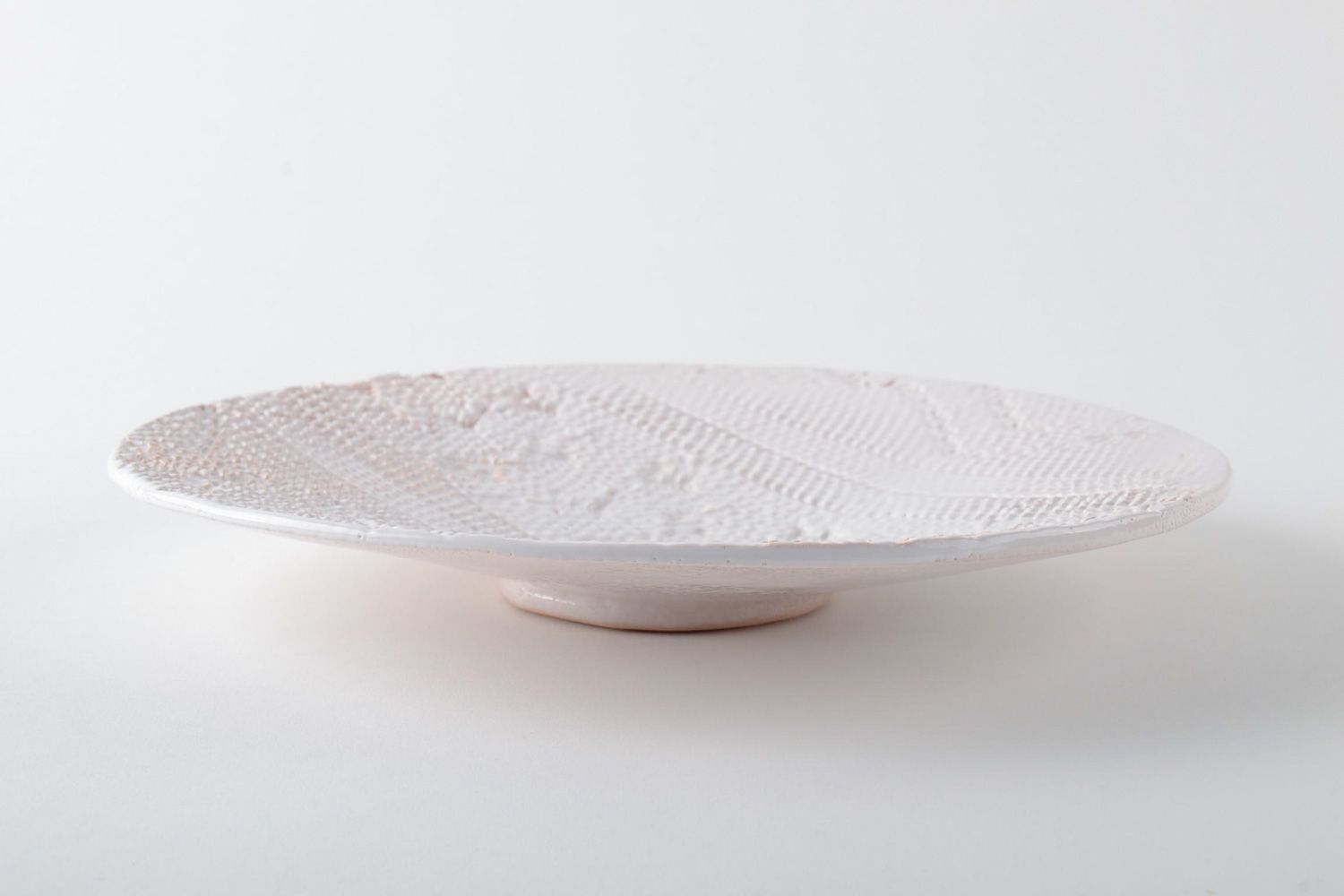 Plato de cerámica hecho a mano de arcilla con ornamento original blanco hermoso  foto 2
