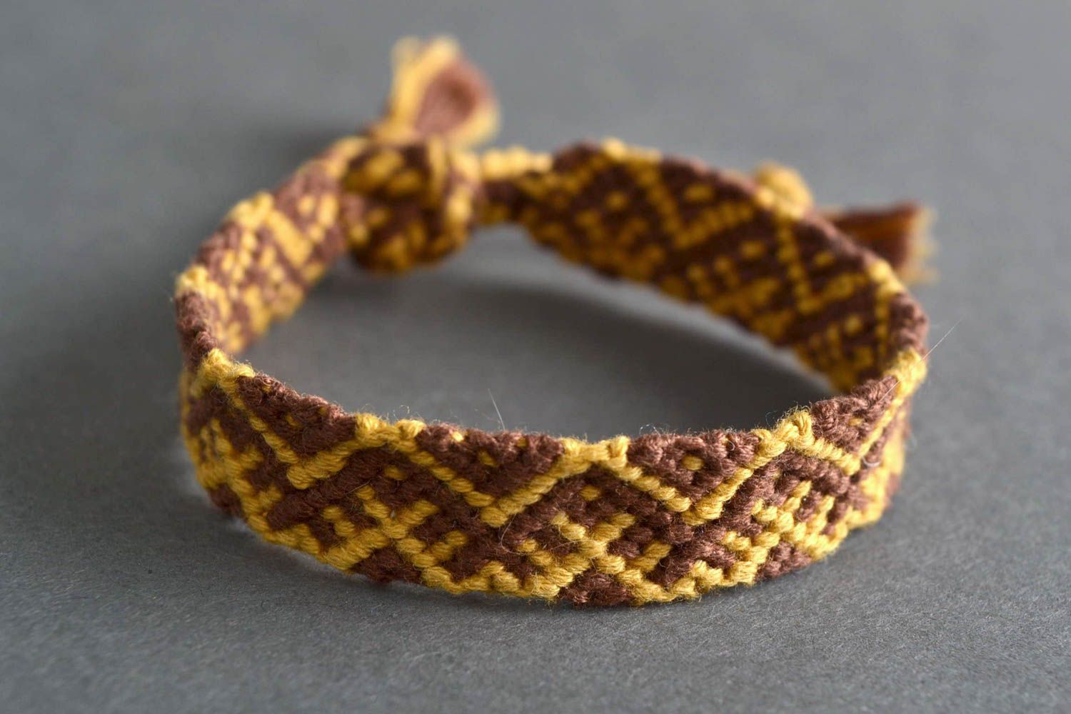Bracelet en macramé de fils moulinés fait main brun jaune original à motif photo 1