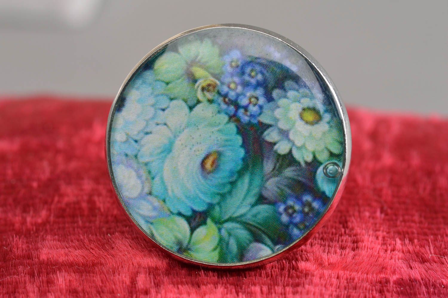 Кольцо декупаж с эпоксидной смолой круглое с цветами красивое ручной работы фото 3