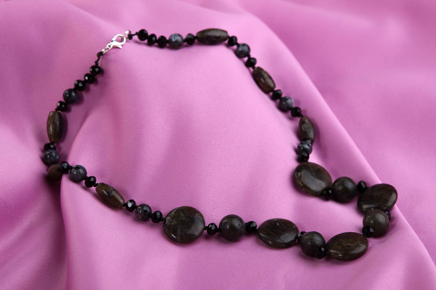 Collier pierres naturelles Bijou fait main noir en labradorite Accessoire femme photo 1