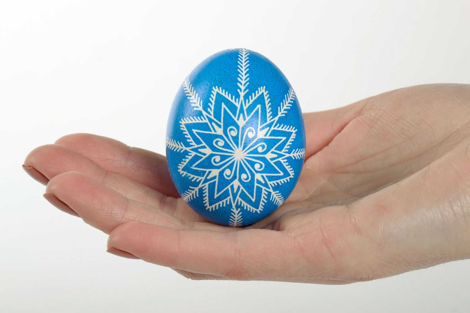 Christmas egg painted using waxing technique photo 5