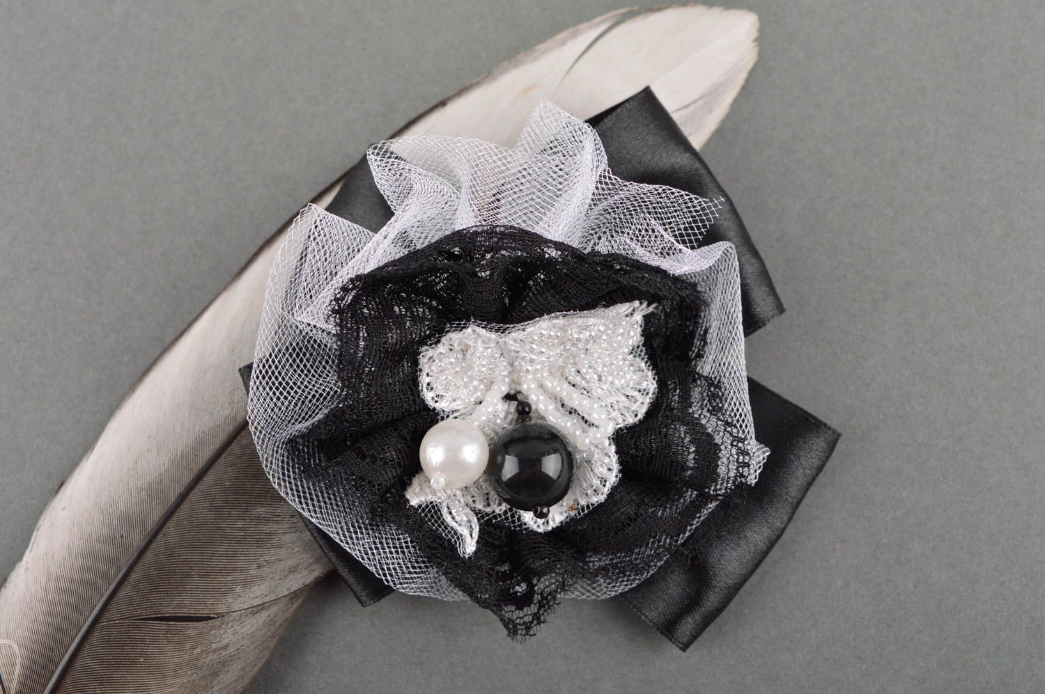 Broche fantaisie faite main Bijoux artisanaux noir Accessoire pour femme photo 1
