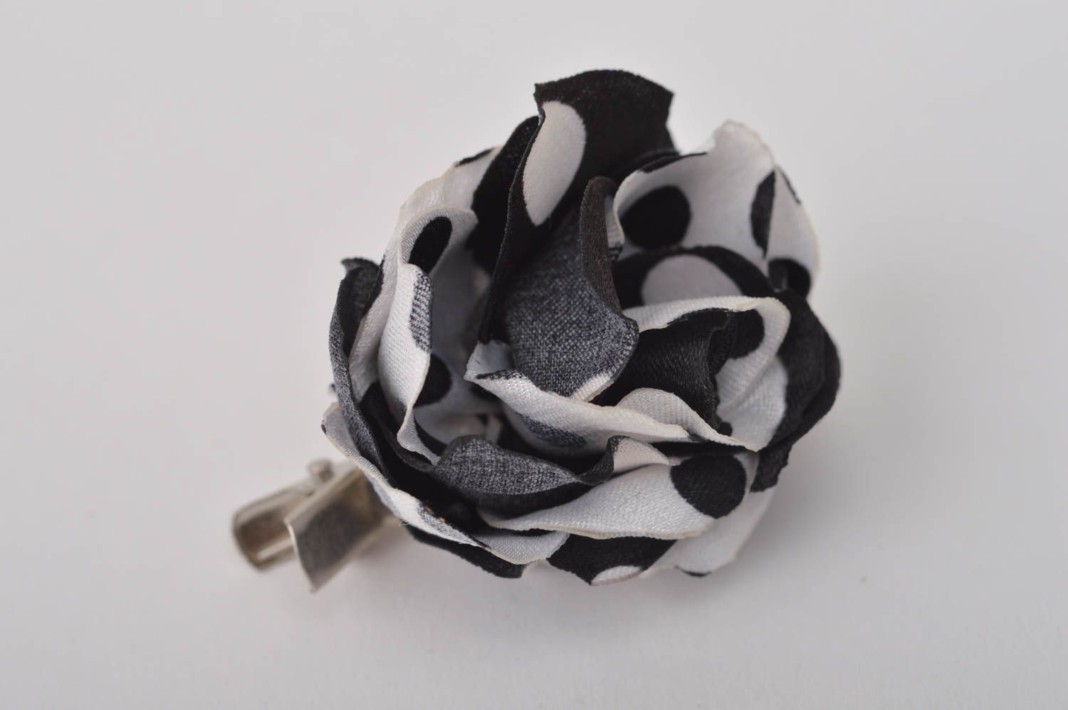 Broche fleur faite main Pince à cheveux satin métal noir blanc Accessoire femme photo 3