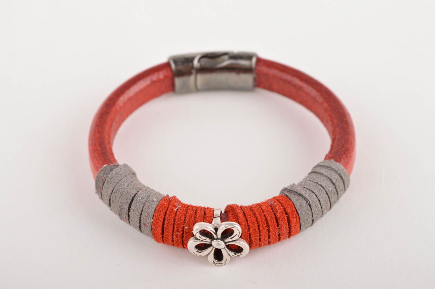 Handmade Designer Schmuck rotes Leder Armband Accessoire für Frauen mit Blume foto 2
