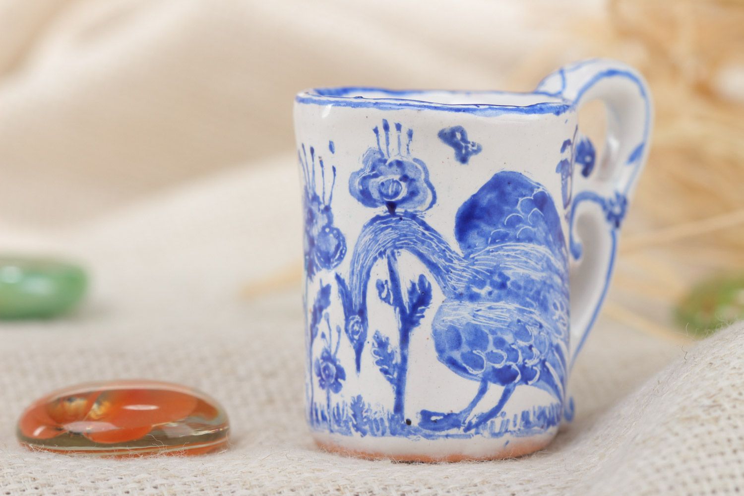 Tasse en céramique décorative faite main originale peinte de couleurs bleu blanc photo 1