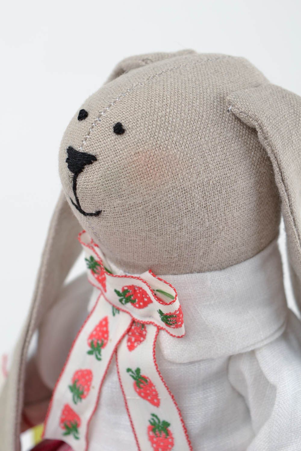 Poupée Lapin en tissu de coton faite main avec fraises Cadeau pour enfant photo 4