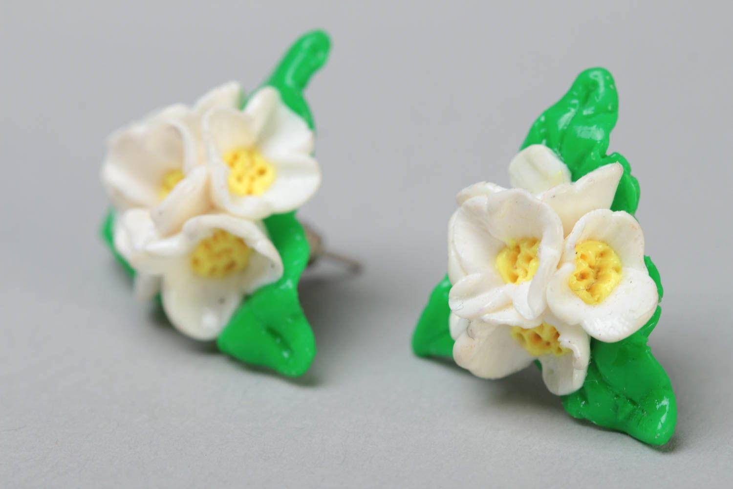 Handmade tender small white and green polymer clay flowers stud earrings  photo 2
