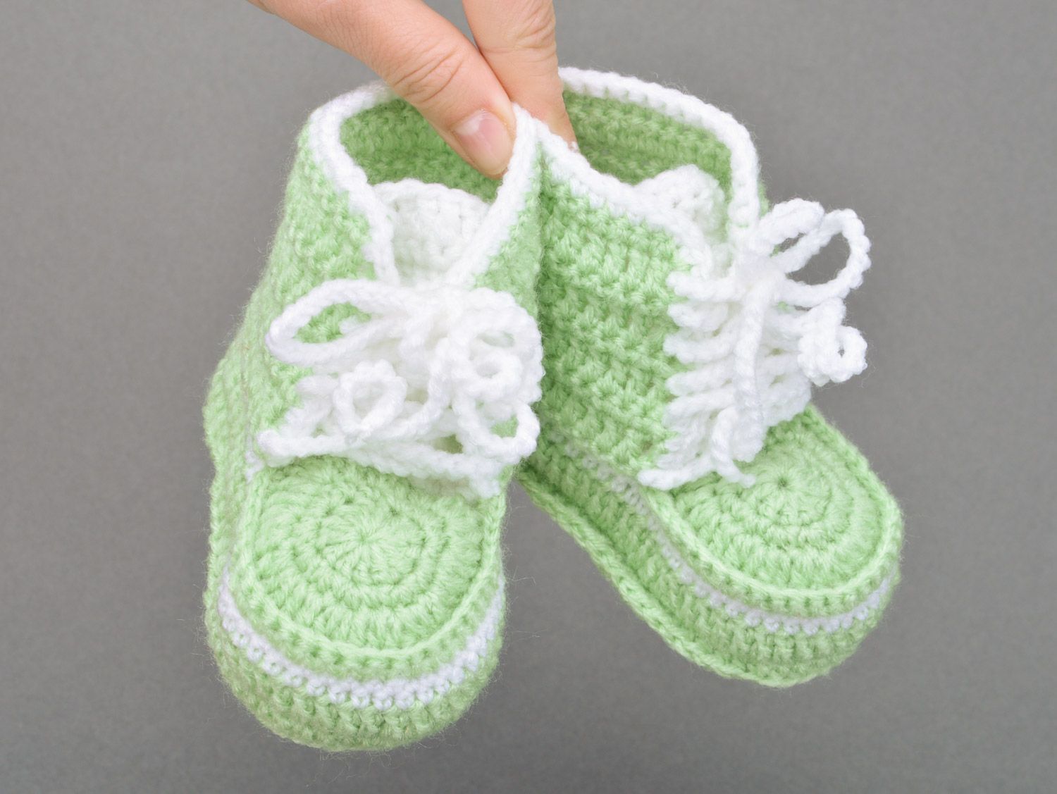 Warme originelle hellgrüne gehäkelte Babyschuhe mit Schuhbändern aus Baumwollfäden  foto 3