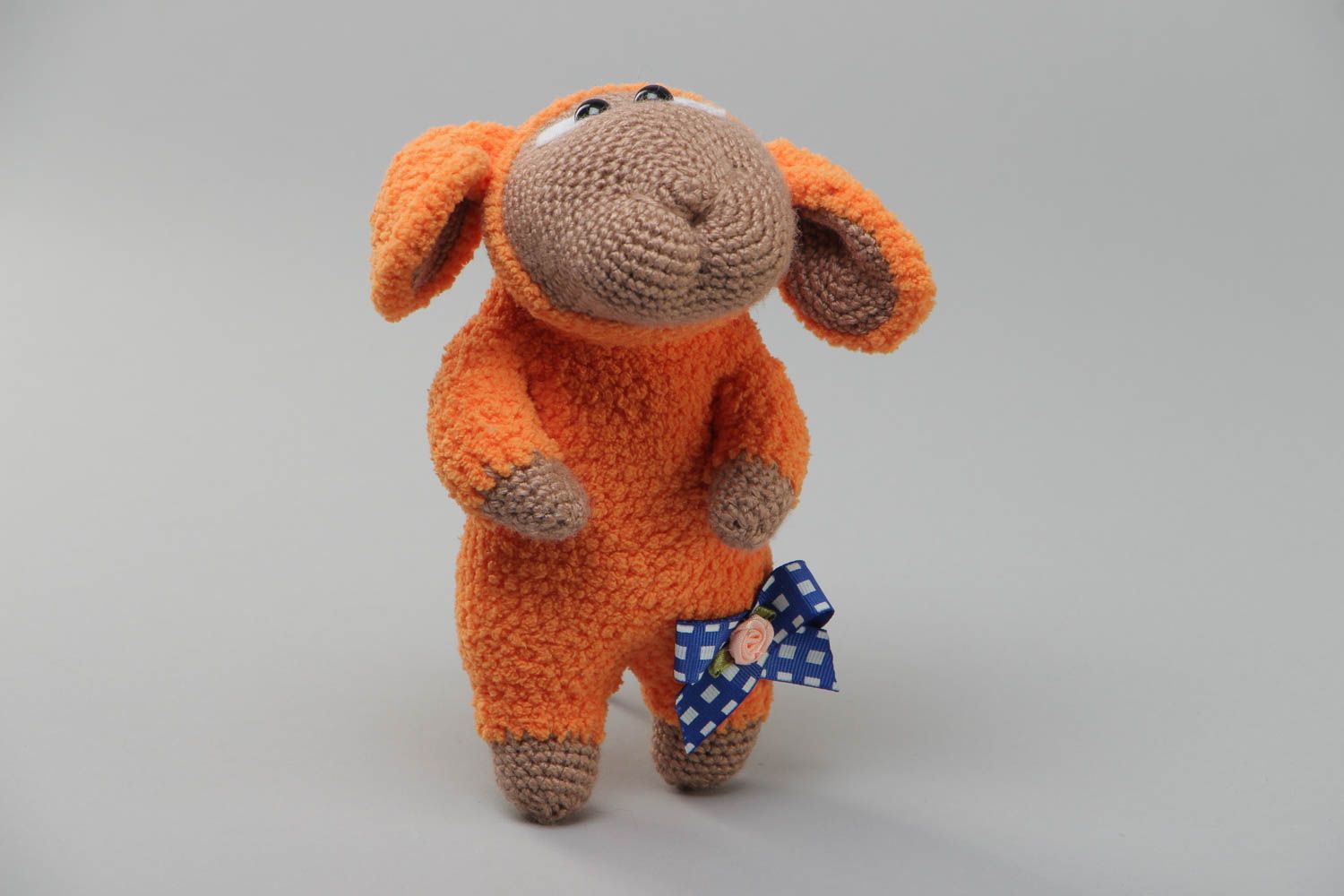 Мягкая игрушка ручной работы овечка крючком из акрила ручной работы оранжевая фото 2